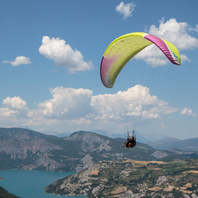parapente-sauze-du-lac-serre-poncon Parapente en vol couleurs vert et fuchsia