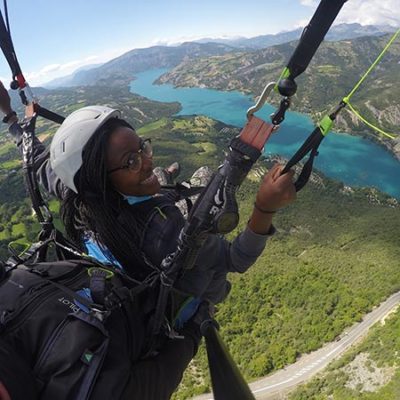 450-10 Jeune femme essayant de piloter le parapente biplace.