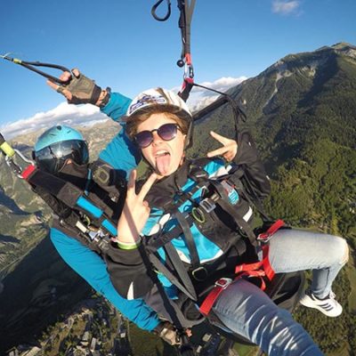 vol panoramique 450 Jeune personne en vol parapente biplace manifestant sa joie.