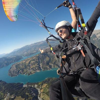 450-7 Jeune femme en vol parapente au dessus d'embrun