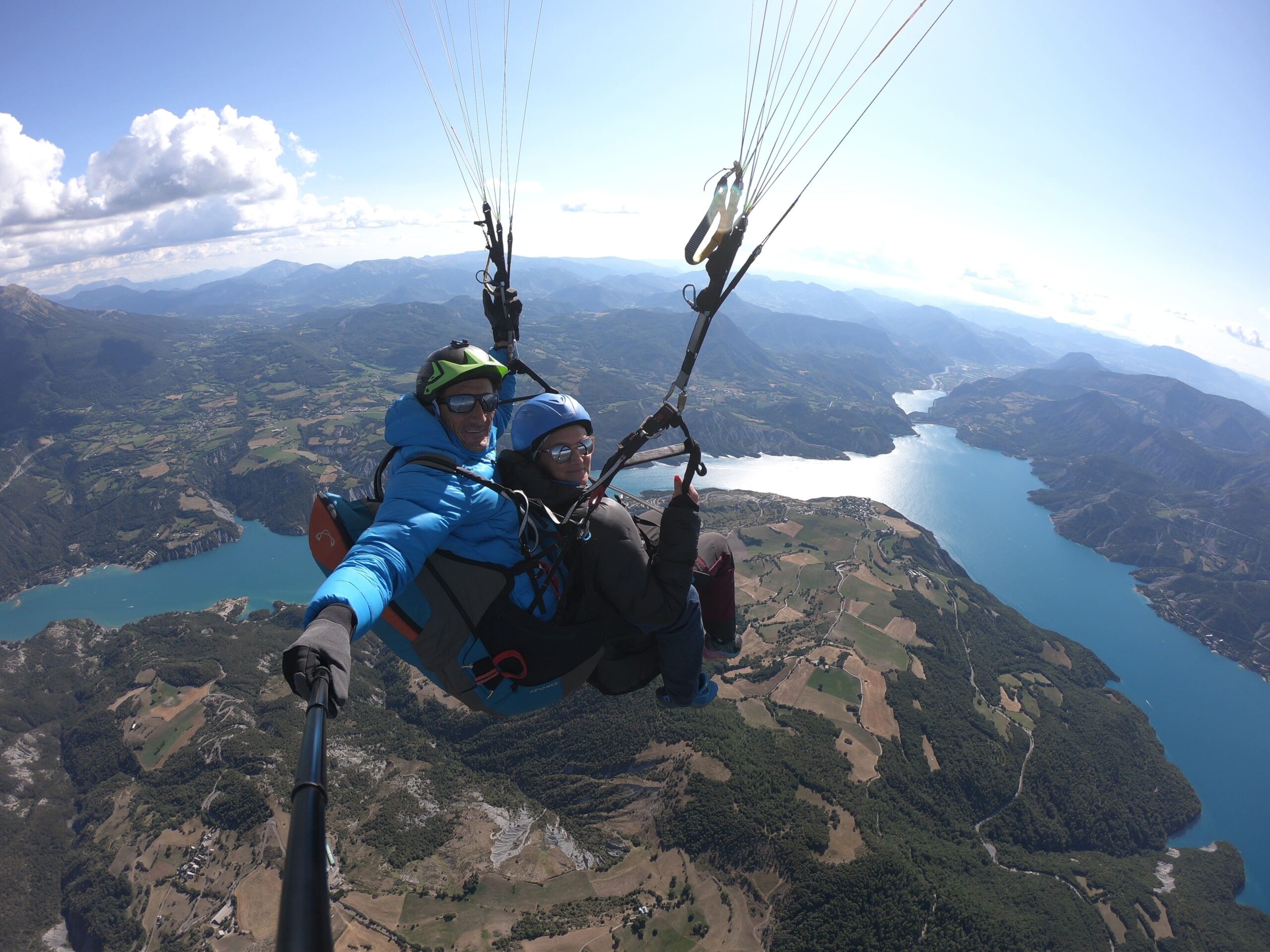 survol du lac de serre ponçon à gap. Vol parapente biplace