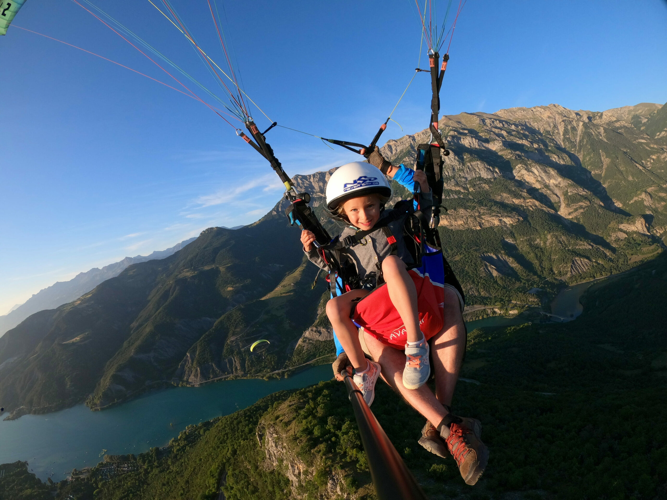 vol en parapente d'une jeune enfants