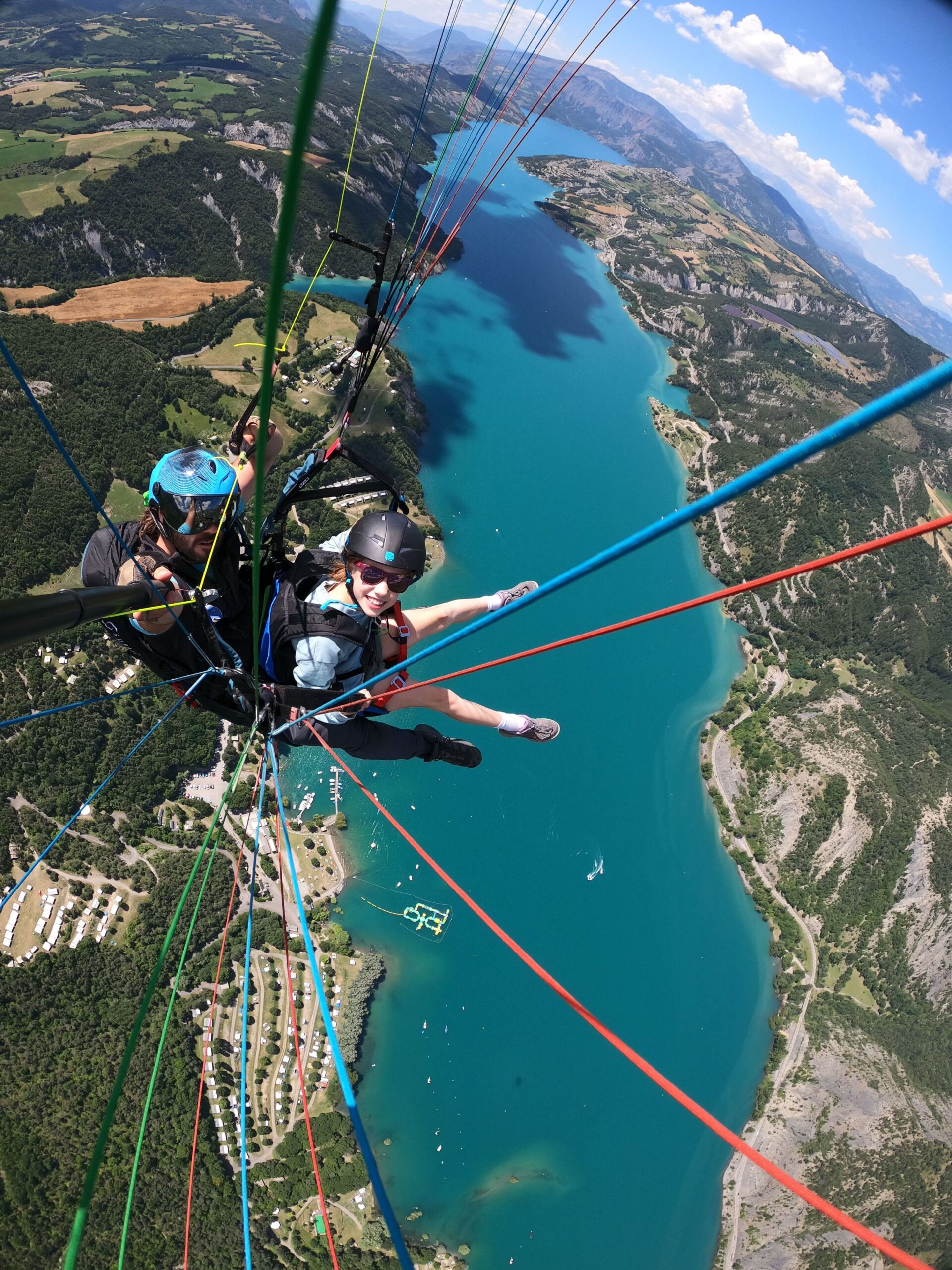 Survol du lac en parapente à serre ponçon